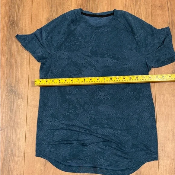 2 Lululemon men’s athletic shirts - Picture 7 of 8